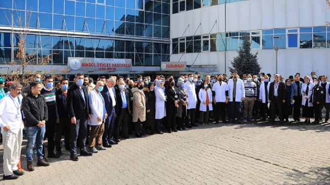 Doktoru darbeden baba ile oğlu gözaltına alındı